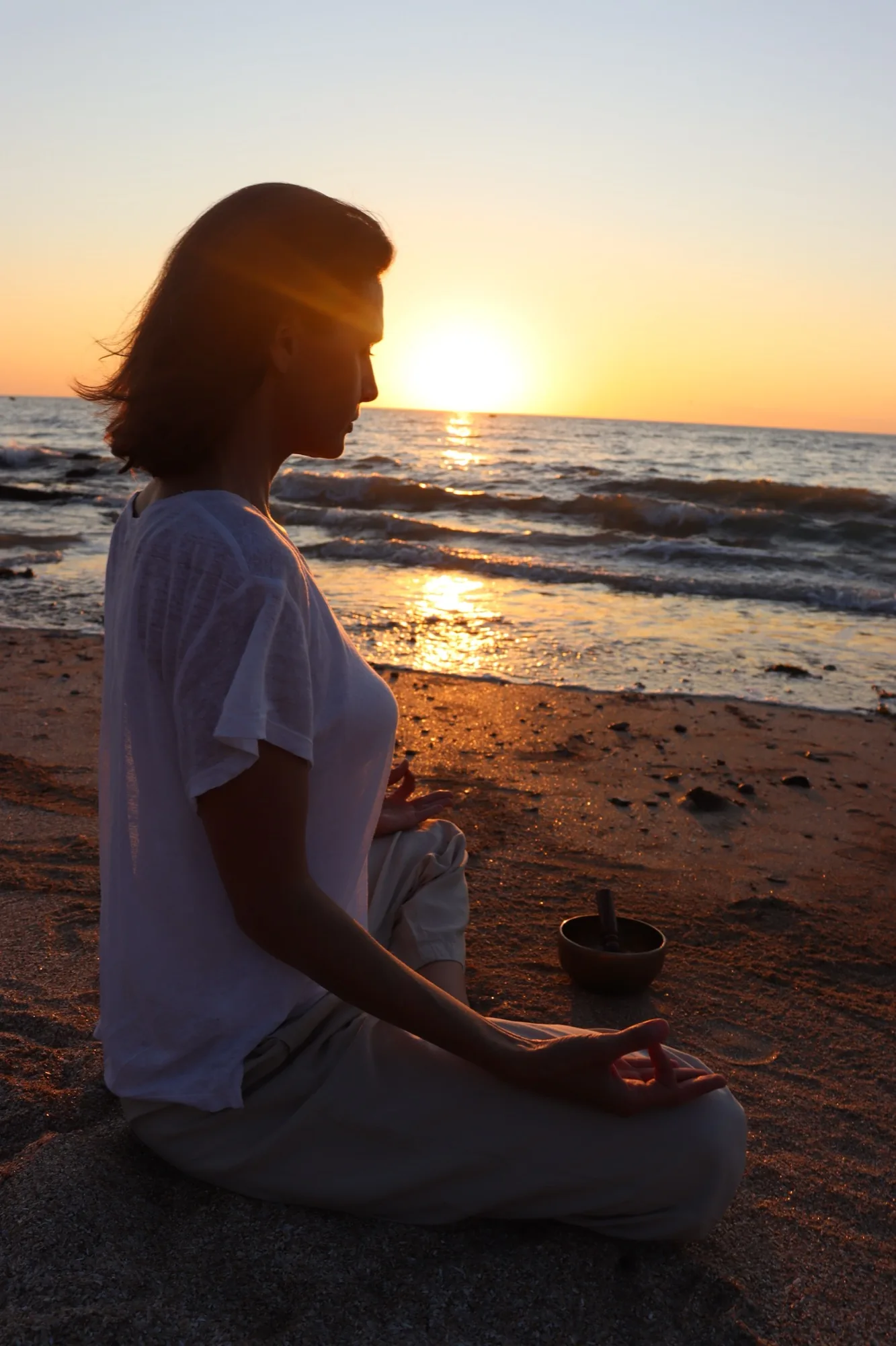 Méditation assise au coucher du soleil
