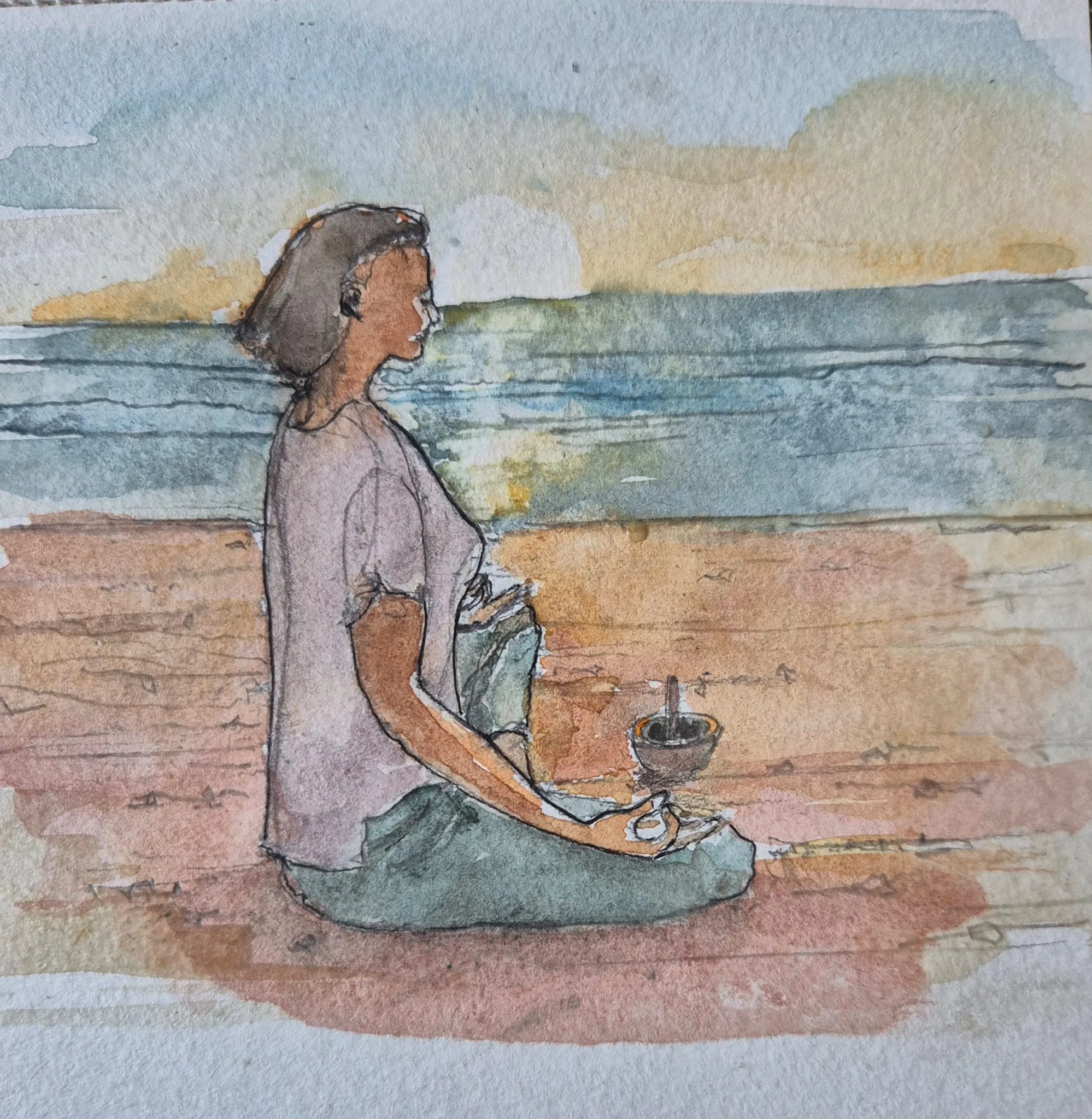 Aquarelle d’une femme assise en méditation face à la mer, un bol chantant dans la main